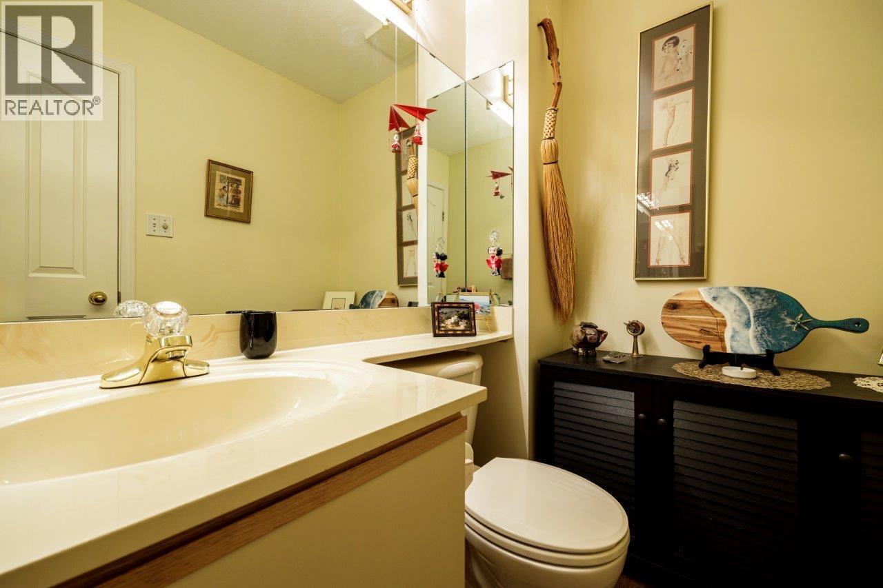 2 261 W 16TH STREET, North Vancouver