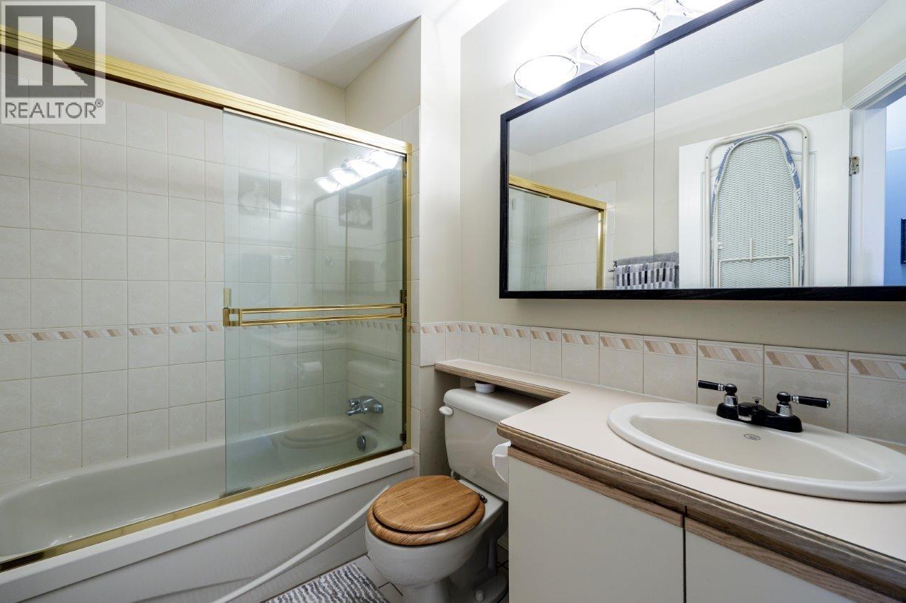 2 261 W 16TH STREET, North Vancouver