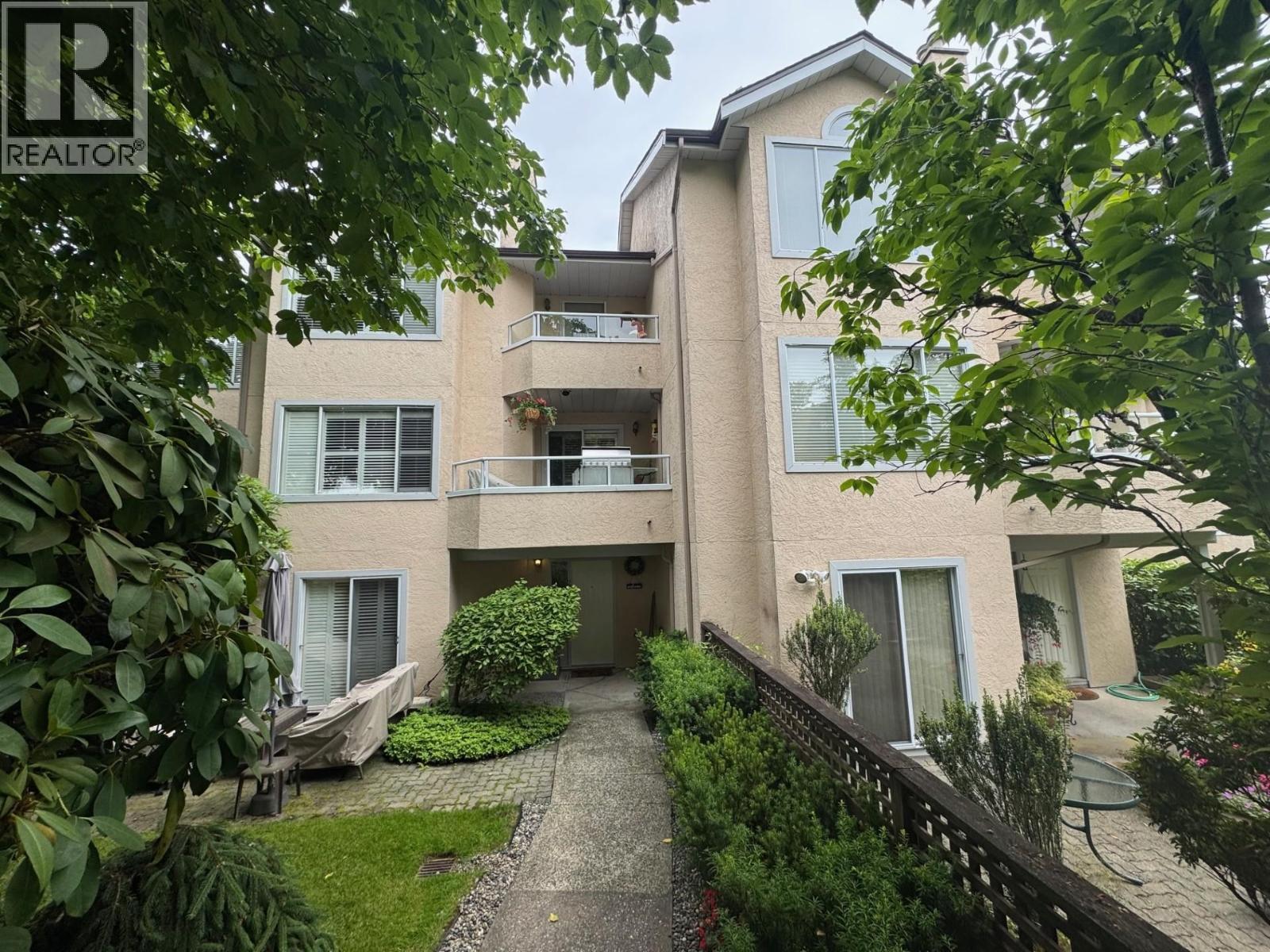 2 261 W 16TH STREET, North Vancouver