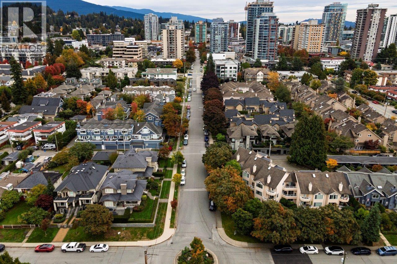 2 261 W 16TH STREET, North Vancouver