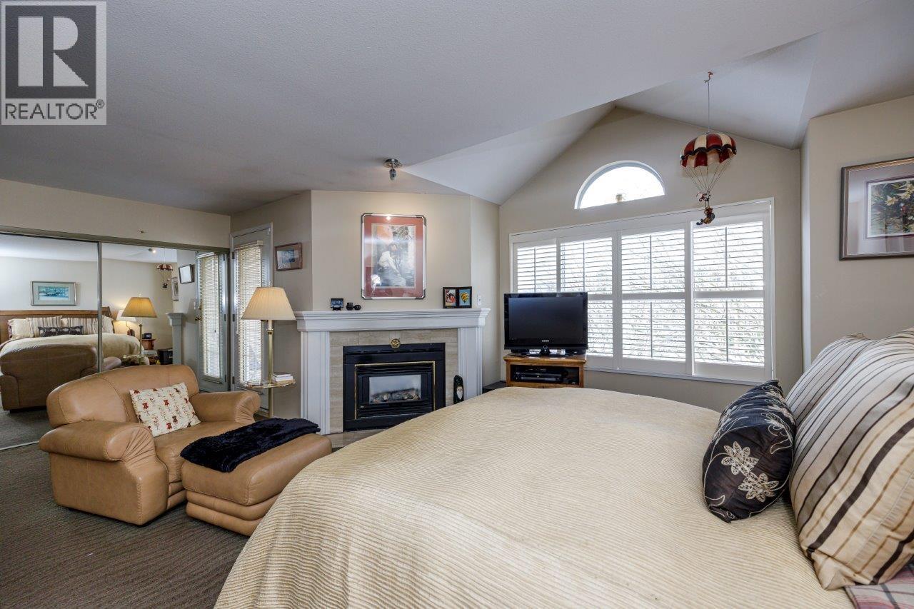 2 261 W 16TH STREET, North Vancouver