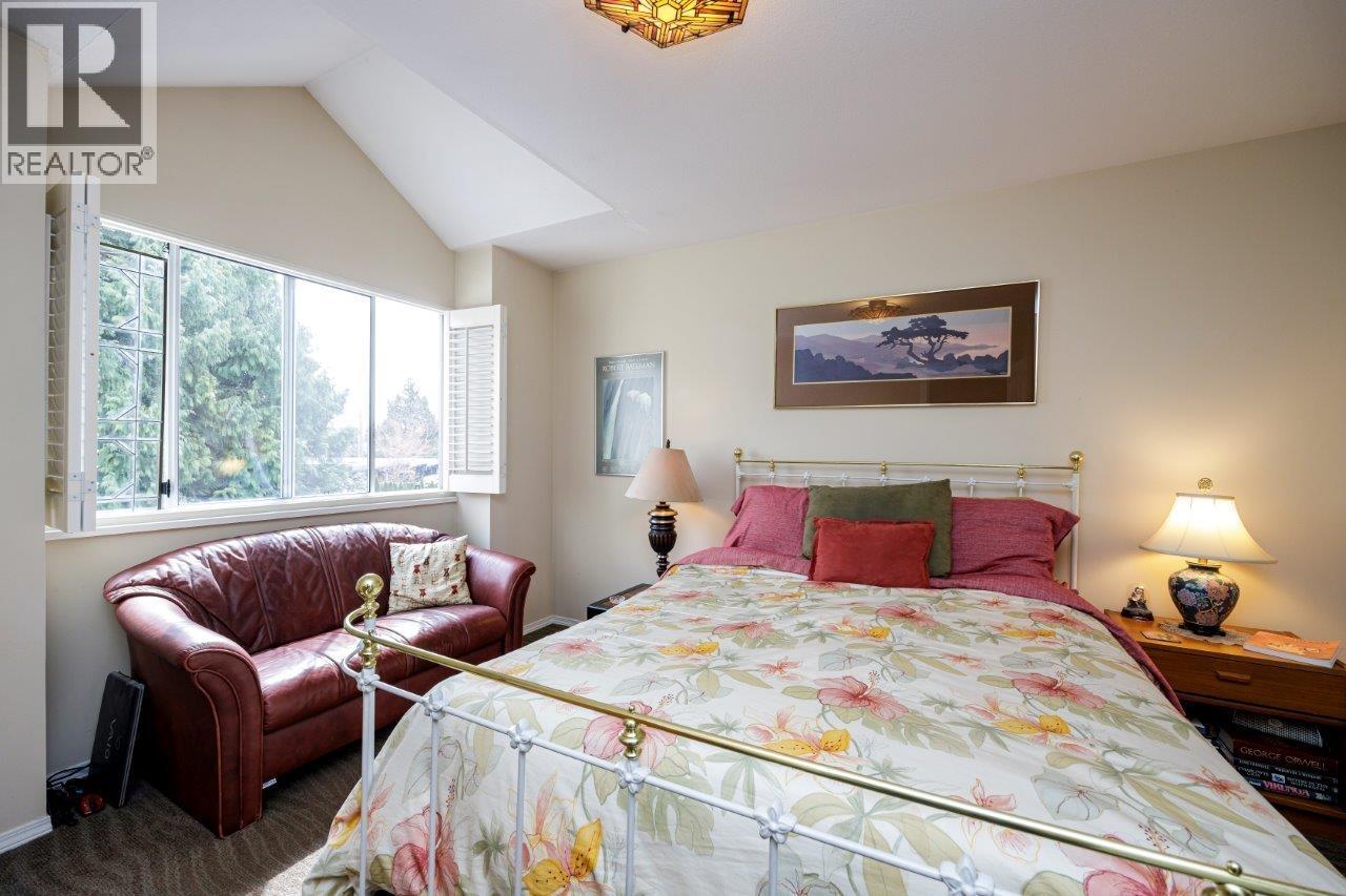 2 261 W 16TH STREET, North Vancouver