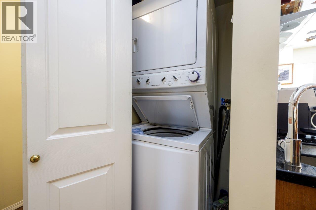 2 261 W 16TH STREET, North Vancouver