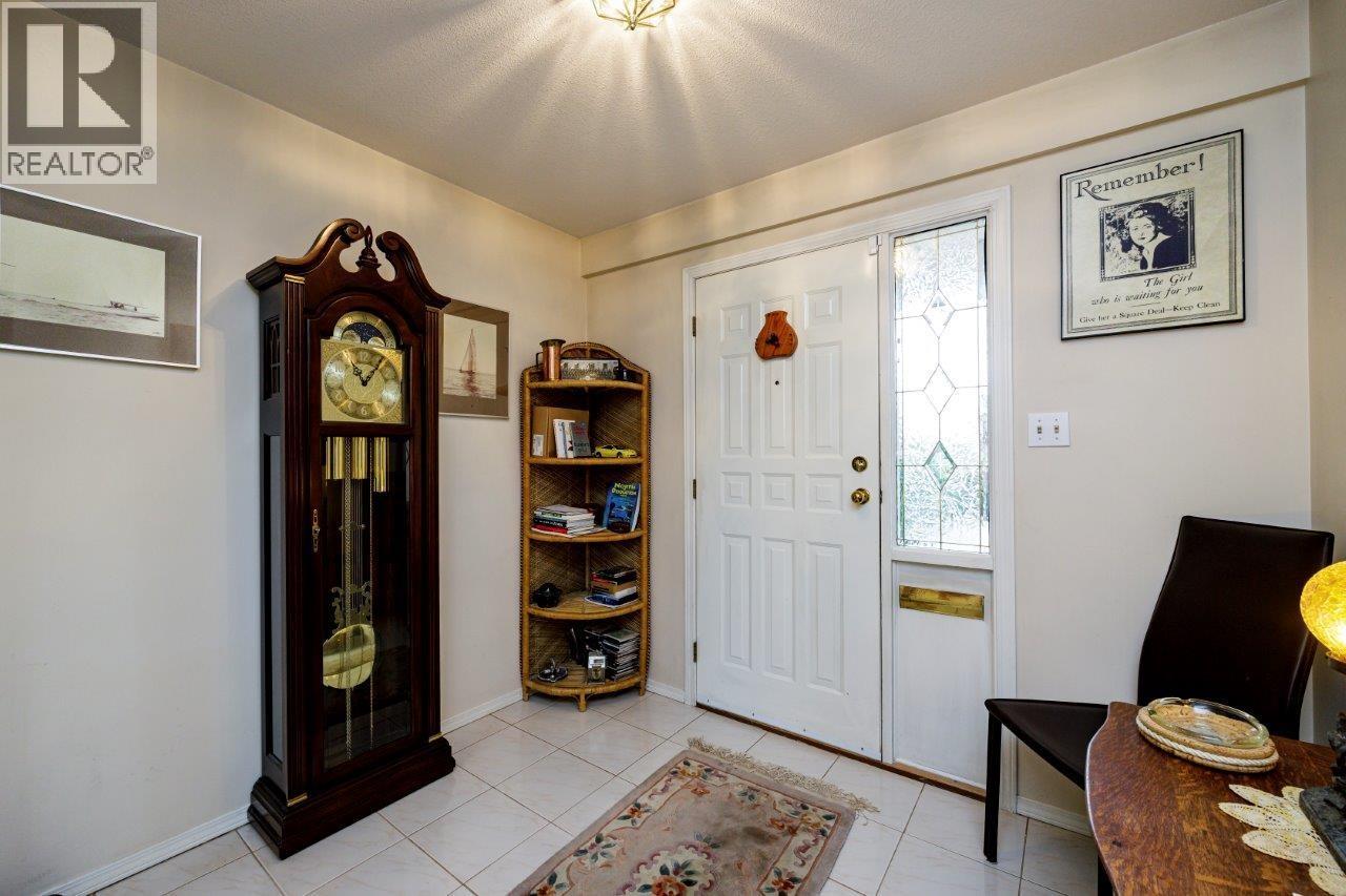 2 261 W 16TH STREET, North Vancouver