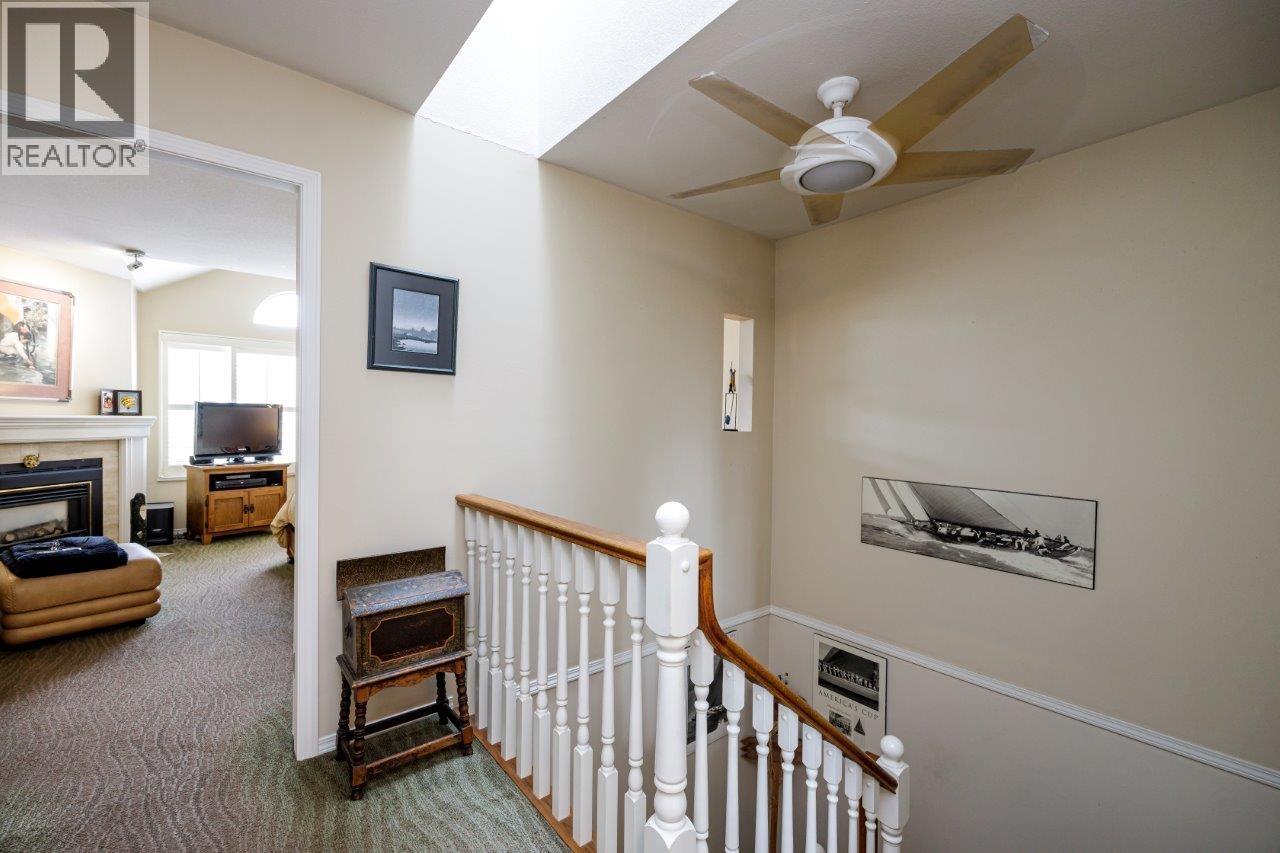 2 261 W 16TH STREET, North Vancouver