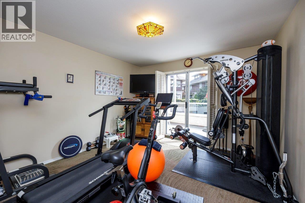 2 261 W 16TH STREET, North Vancouver