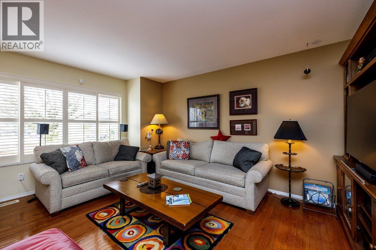 2 261 W 16TH STREET, North Vancouver