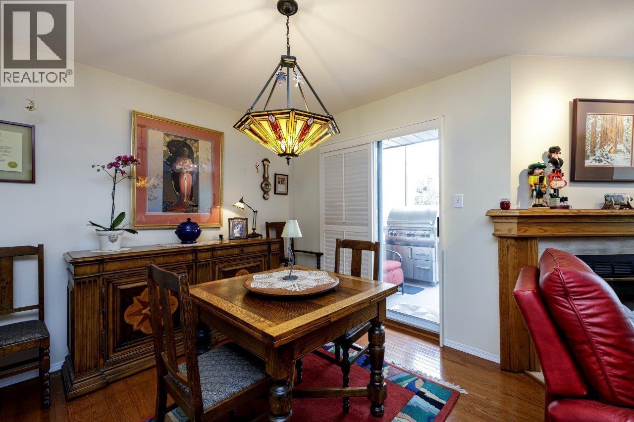 2 261 W 16TH STREET, North Vancouver