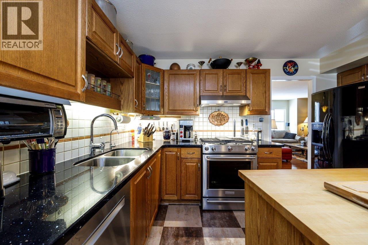 2 261 W 16TH STREET, North Vancouver