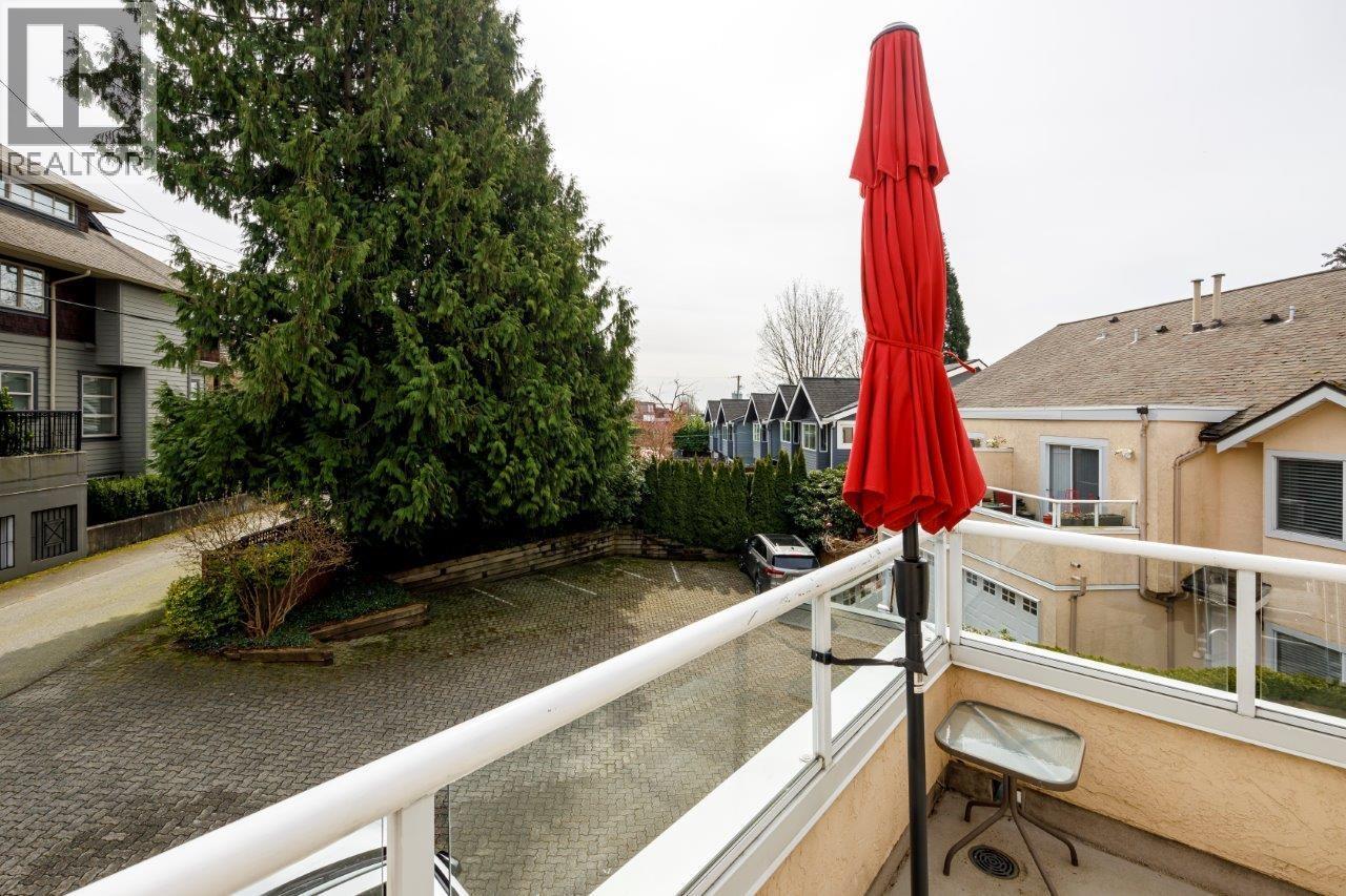 2 261 W 16TH STREET, North Vancouver