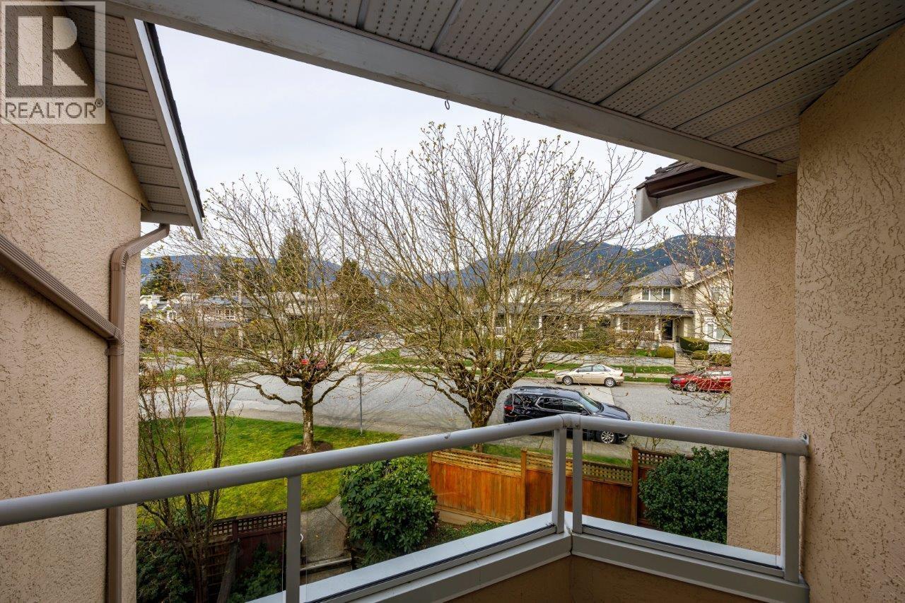 2 261 W 16TH STREET, North Vancouver