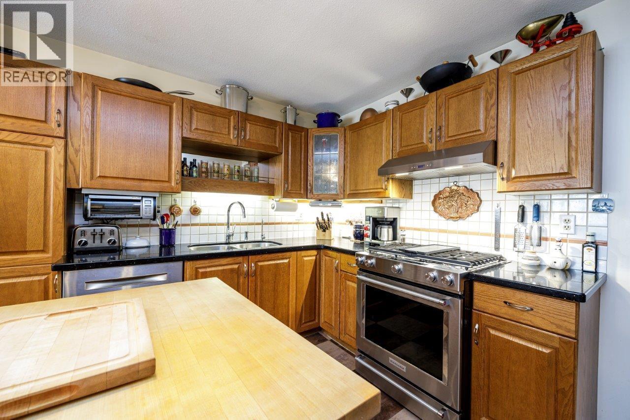 2 261 W 16TH STREET, North Vancouver