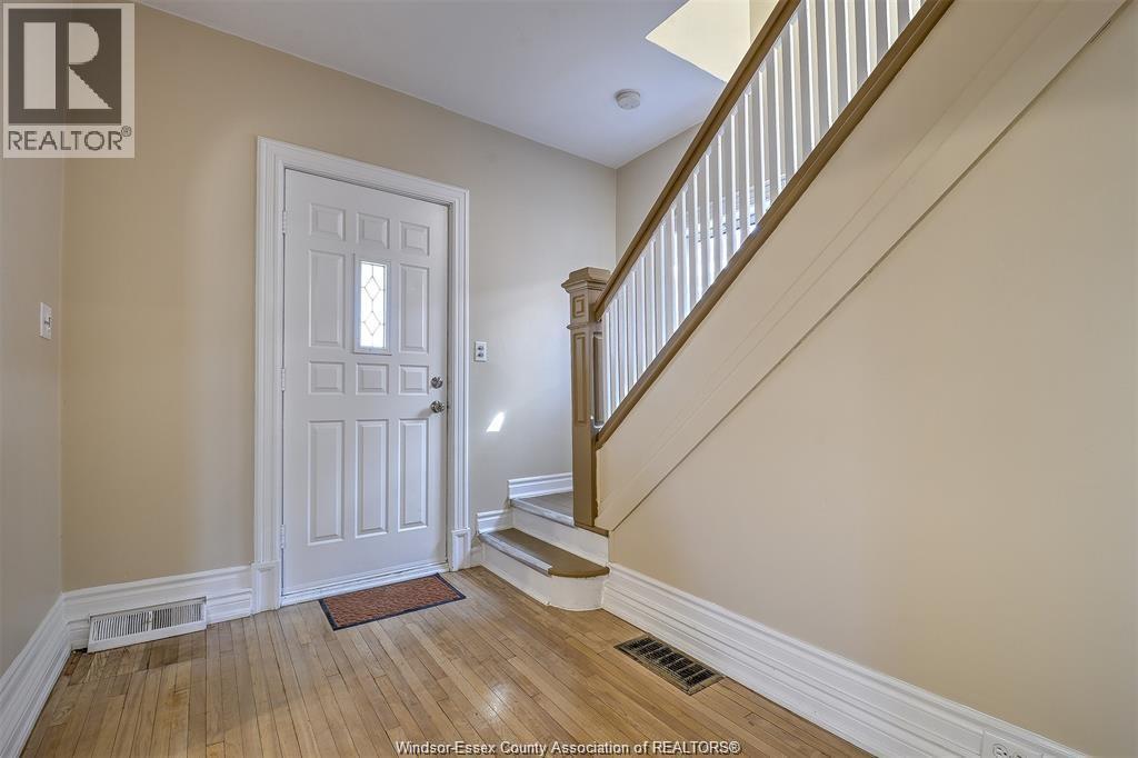 1557 LINCOLN photo 4