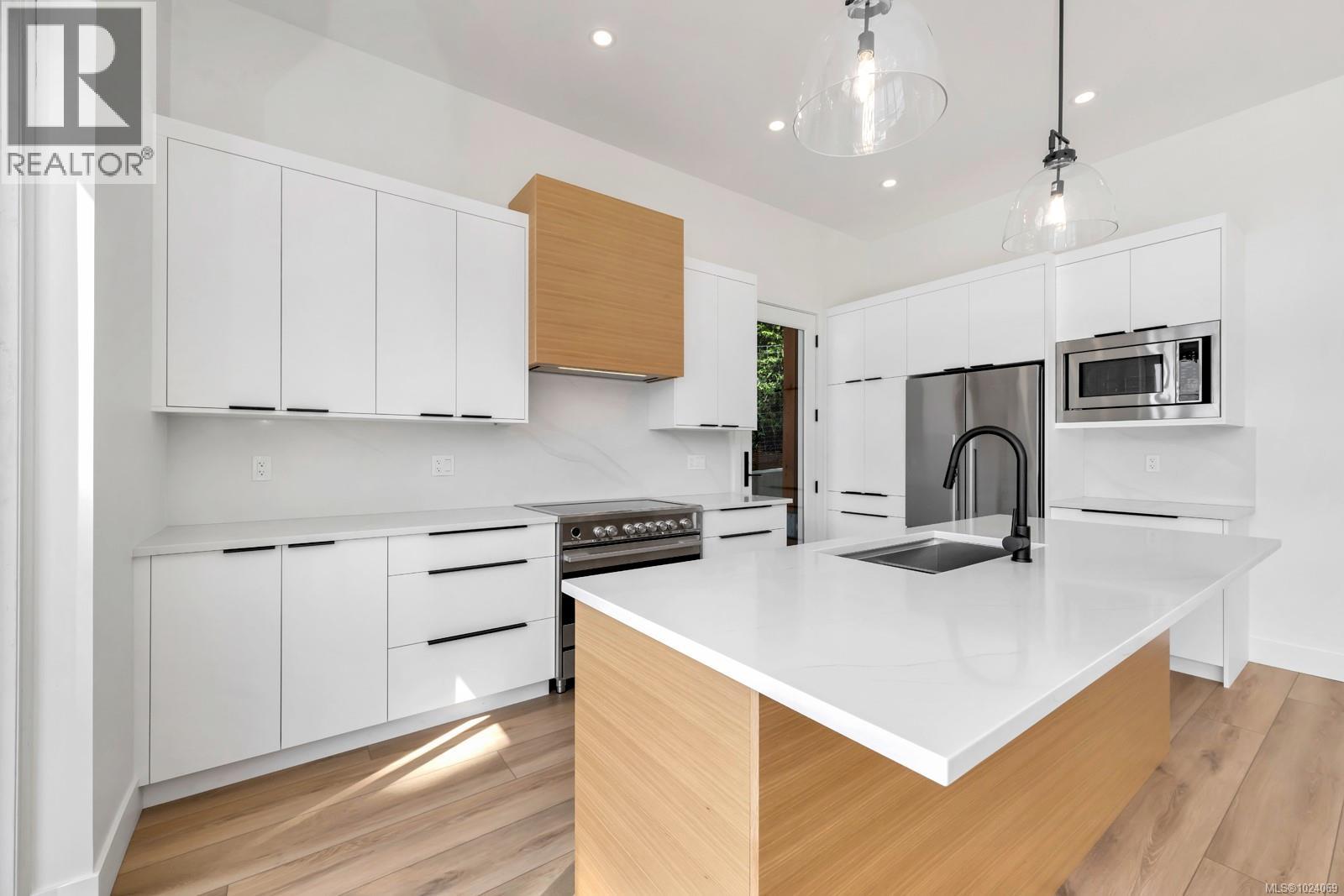 8394 Sa-Seen-Os Rd, Youbou