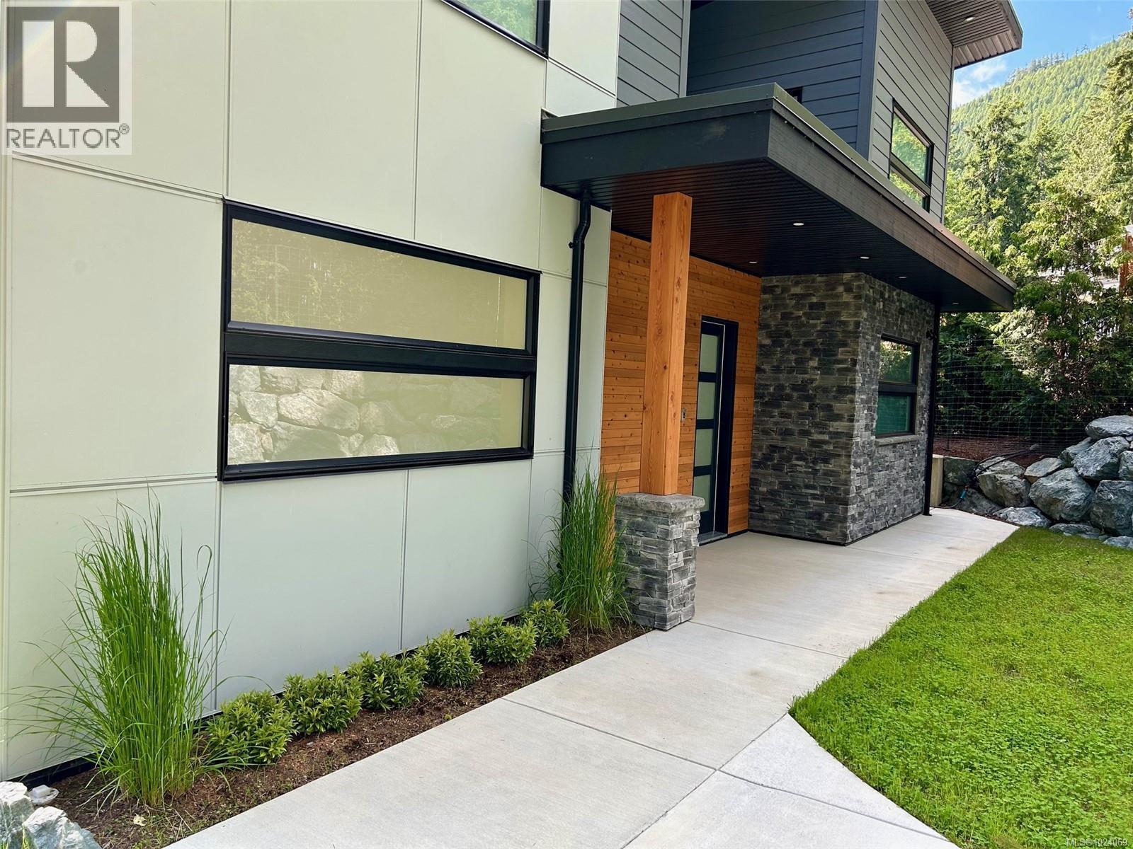 8394 Sa-Seen-Os Rd, Youbou