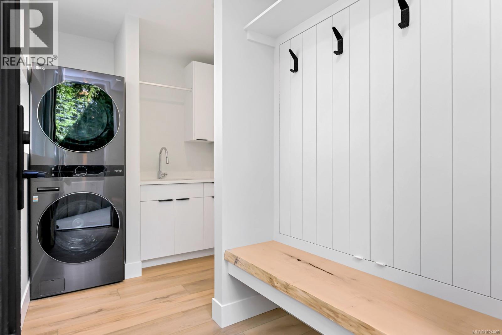 8394 Sa-Seen-Os Rd, Youbou