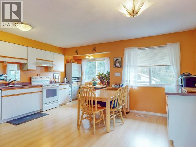 6184 COLUMBIA STREET, Powell River