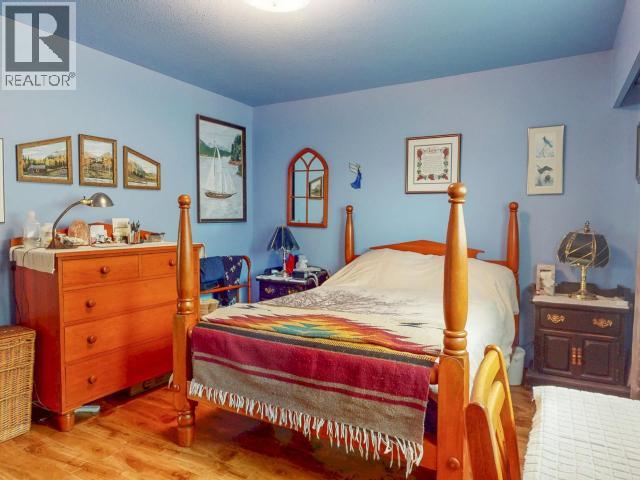 6184 COLUMBIA STREET, Powell River