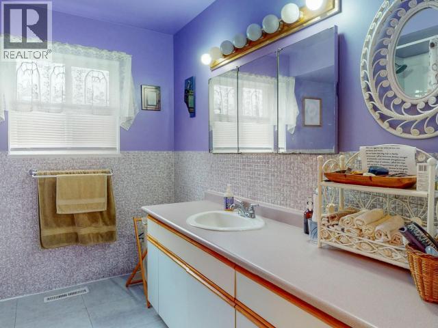 6184 COLUMBIA STREET, Powell River