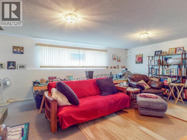 6184 COLUMBIA STREET, Powell River