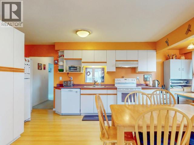 6184 COLUMBIA STREET, Powell River