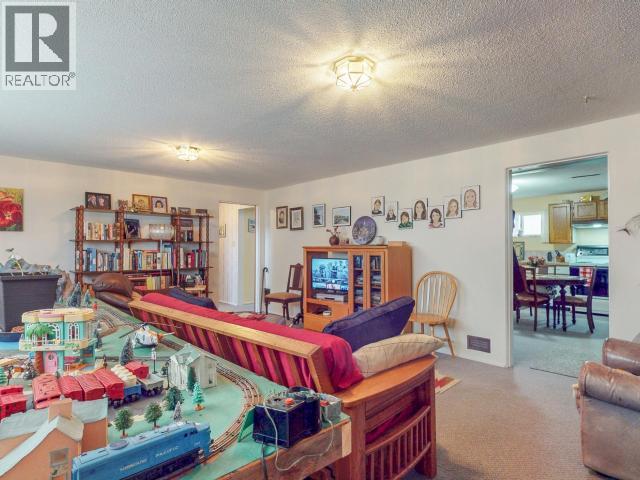 6184 COLUMBIA STREET, Powell River