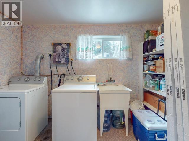 6184 COLUMBIA STREET, Powell River