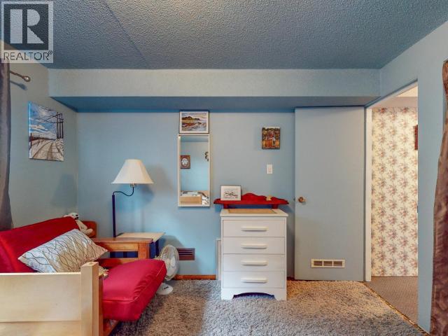 6184 COLUMBIA STREET, Powell River