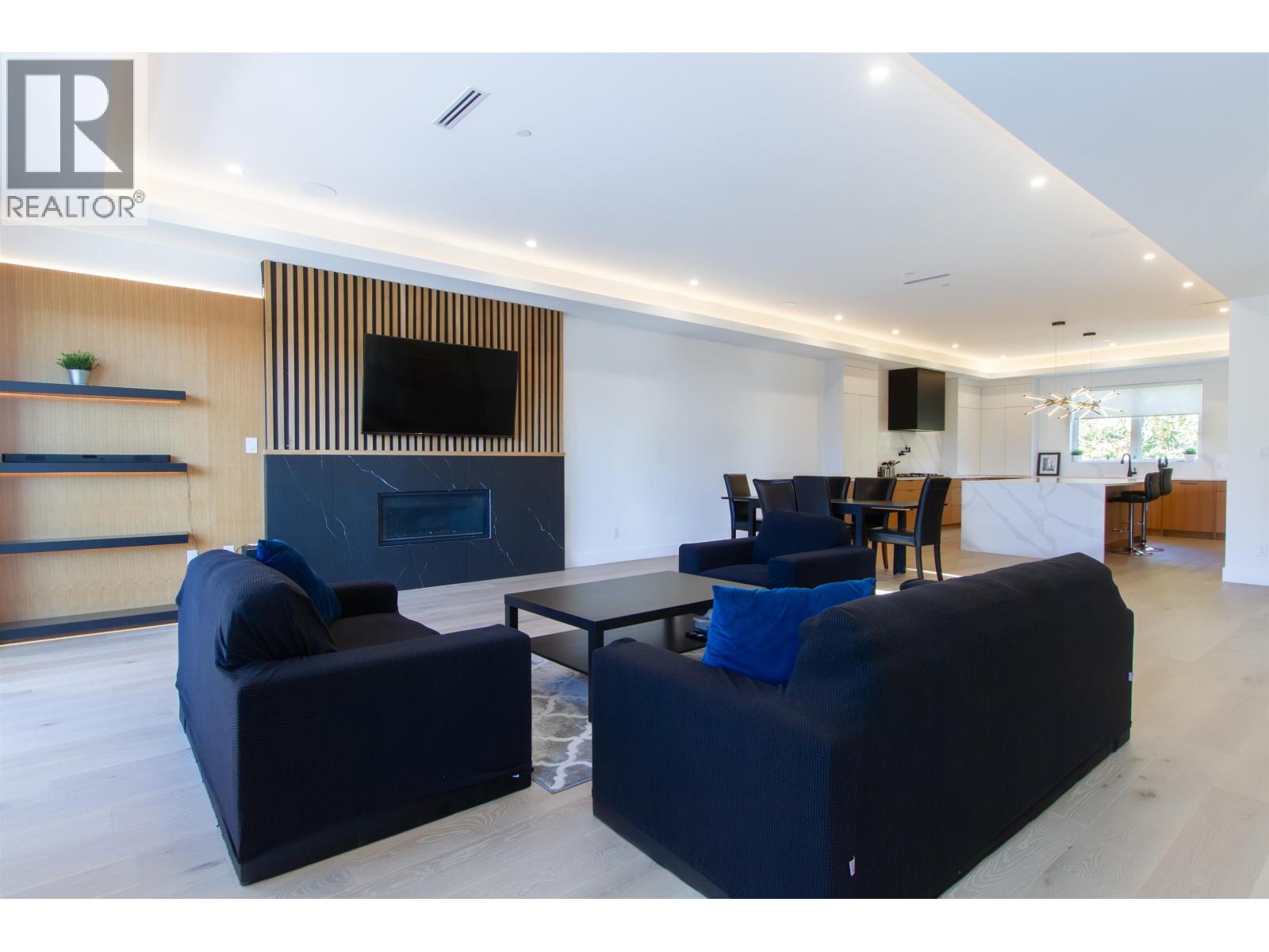 8 3385 MAMQUAM ROAD, Squamish