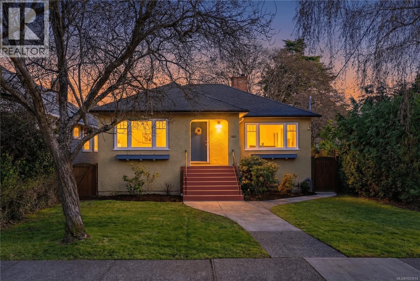 1537 Hampshire Rd, Oak Bay