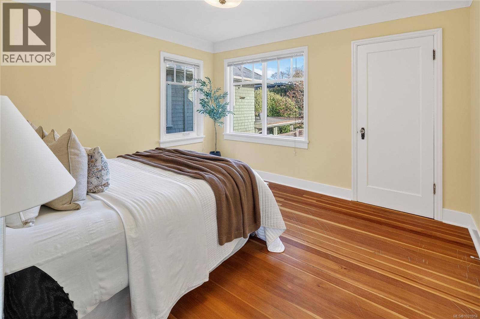 1537 Hampshire Rd, Oak Bay