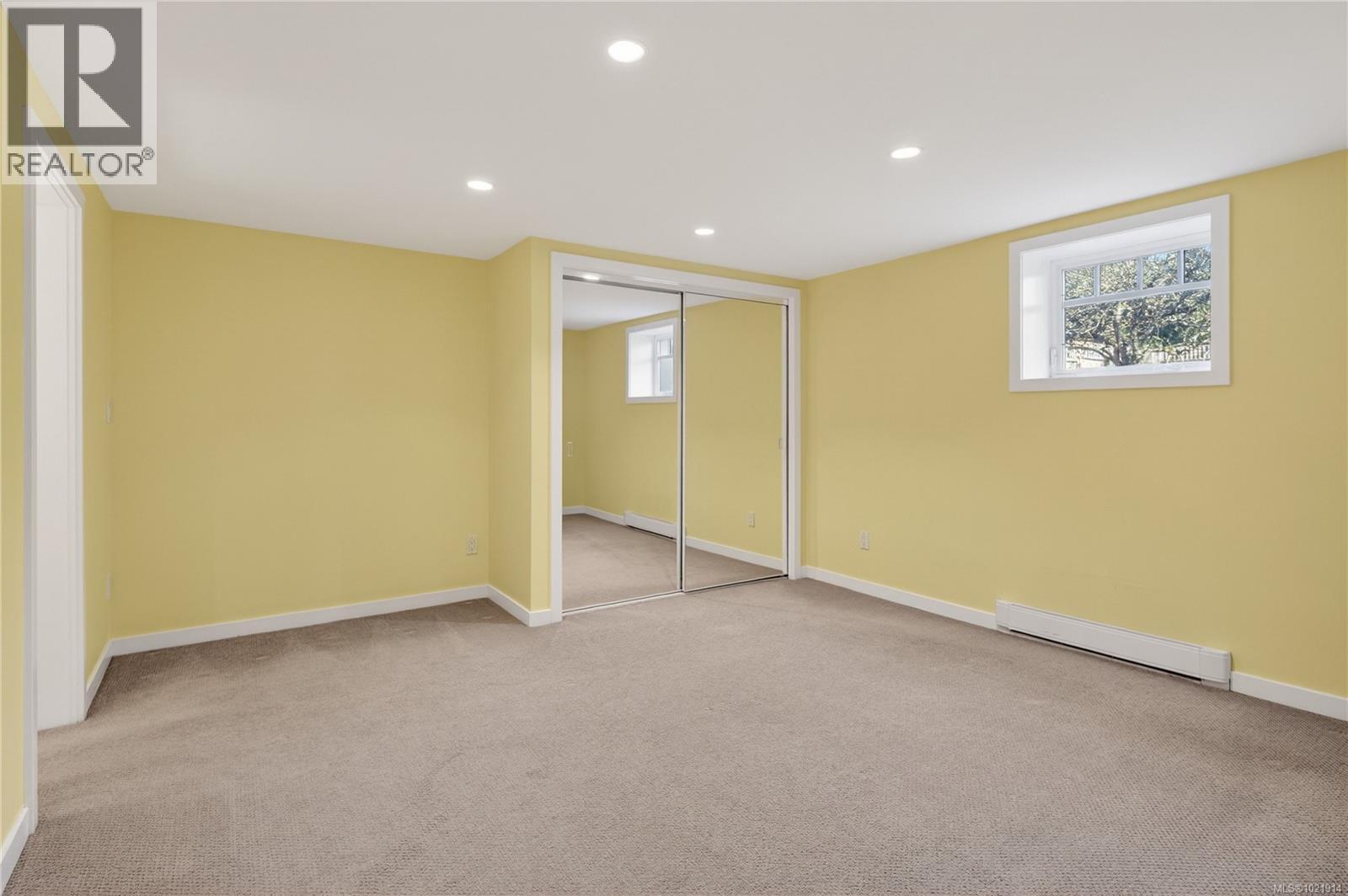 1537 Hampshire Rd, Oak Bay