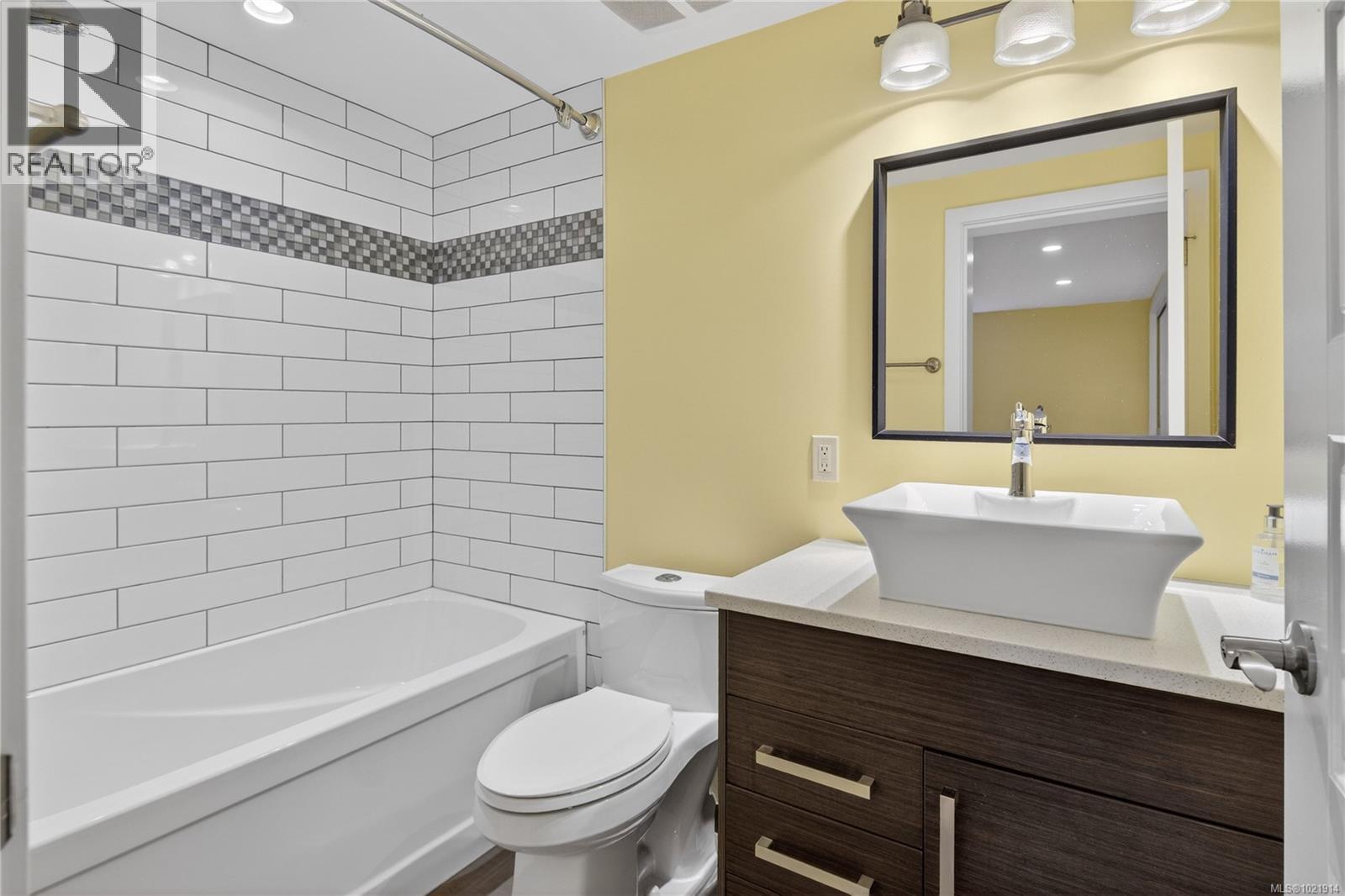 1537 Hampshire Rd, Oak Bay