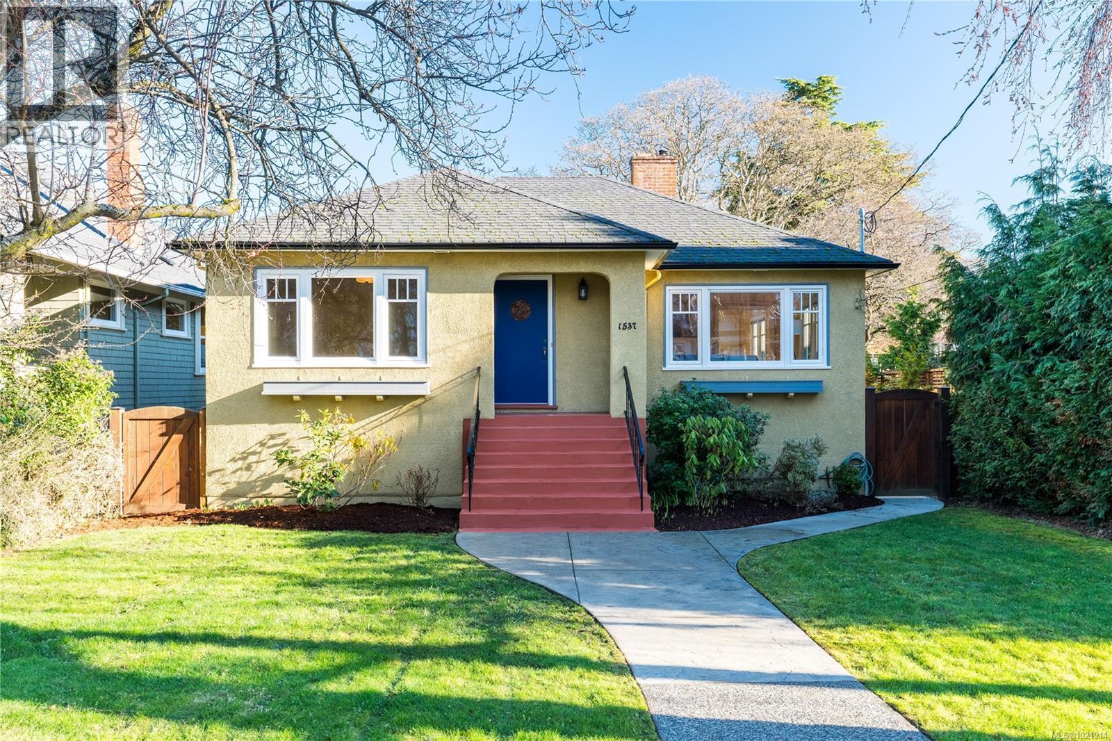 1537 Hampshire Rd, Oak Bay