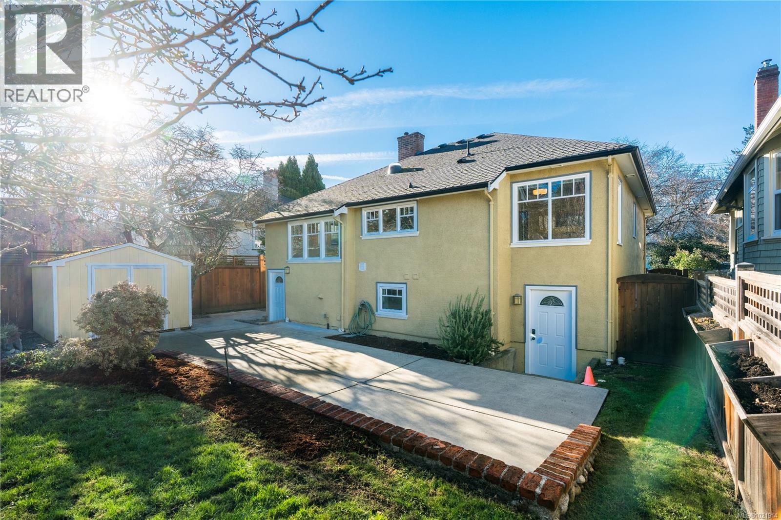 1537 Hampshire Rd, Oak Bay