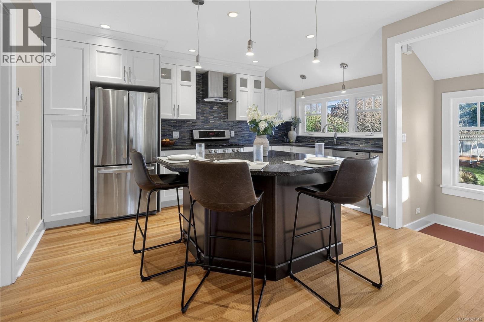 1537 Hampshire Rd, Oak Bay