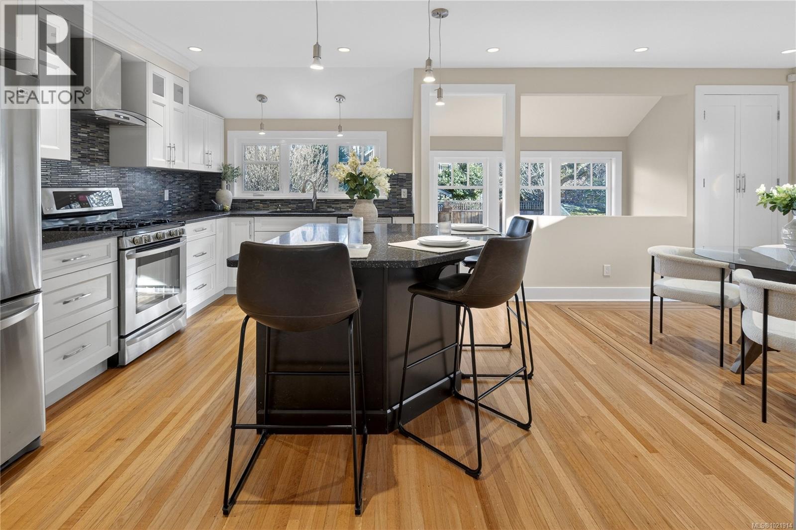 1537 Hampshire Rd, Oak Bay