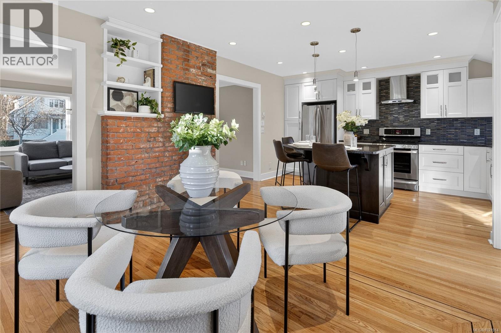 1537 Hampshire Rd, Oak Bay