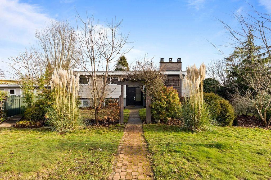 1310 PARKER STREET, White Rock