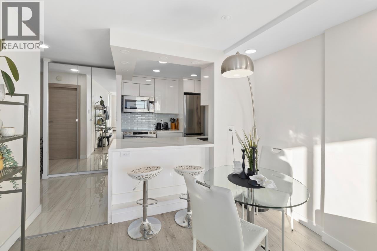 1601 2004 FULLERTON AVENUE, North Vancouver