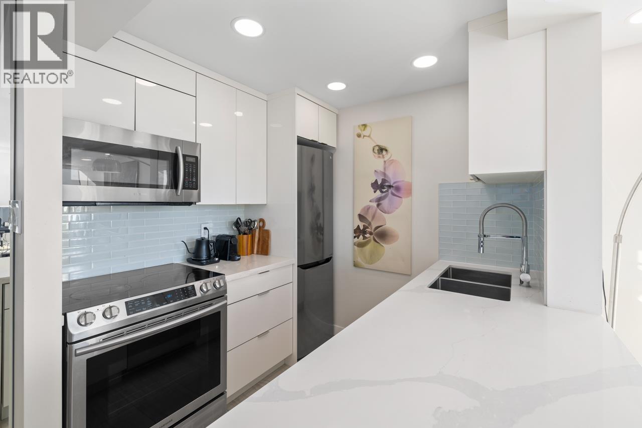 1601 2004 FULLERTON AVENUE, North Vancouver