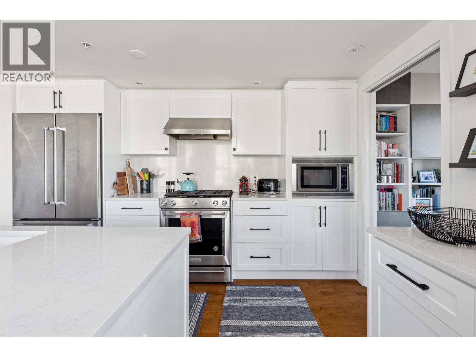 PH8 683 W VICTORIA PARK, North Vancouver