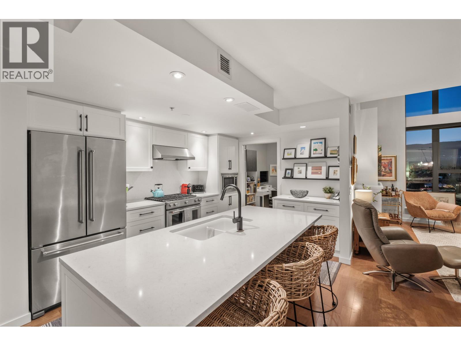 PH8 683 W VICTORIA PARK, North Vancouver