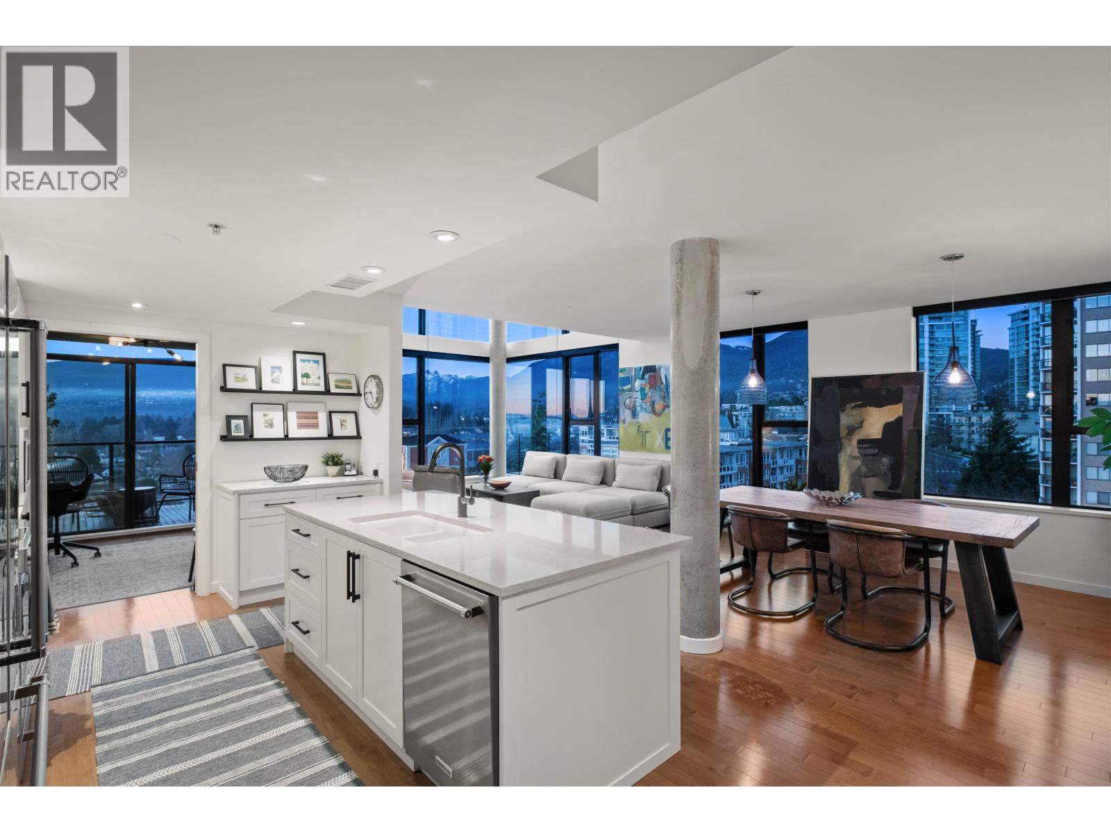 PH8 683 W VICTORIA PARK, North Vancouver