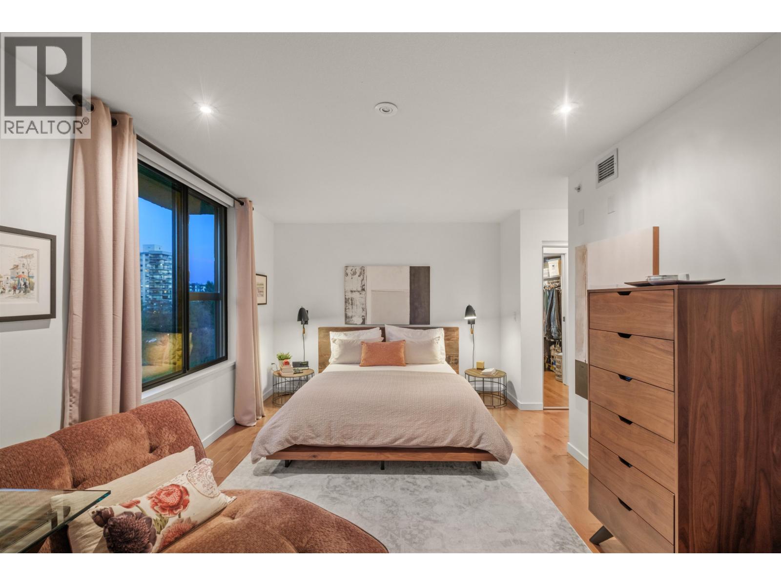 PH8 683 W VICTORIA PARK, North Vancouver