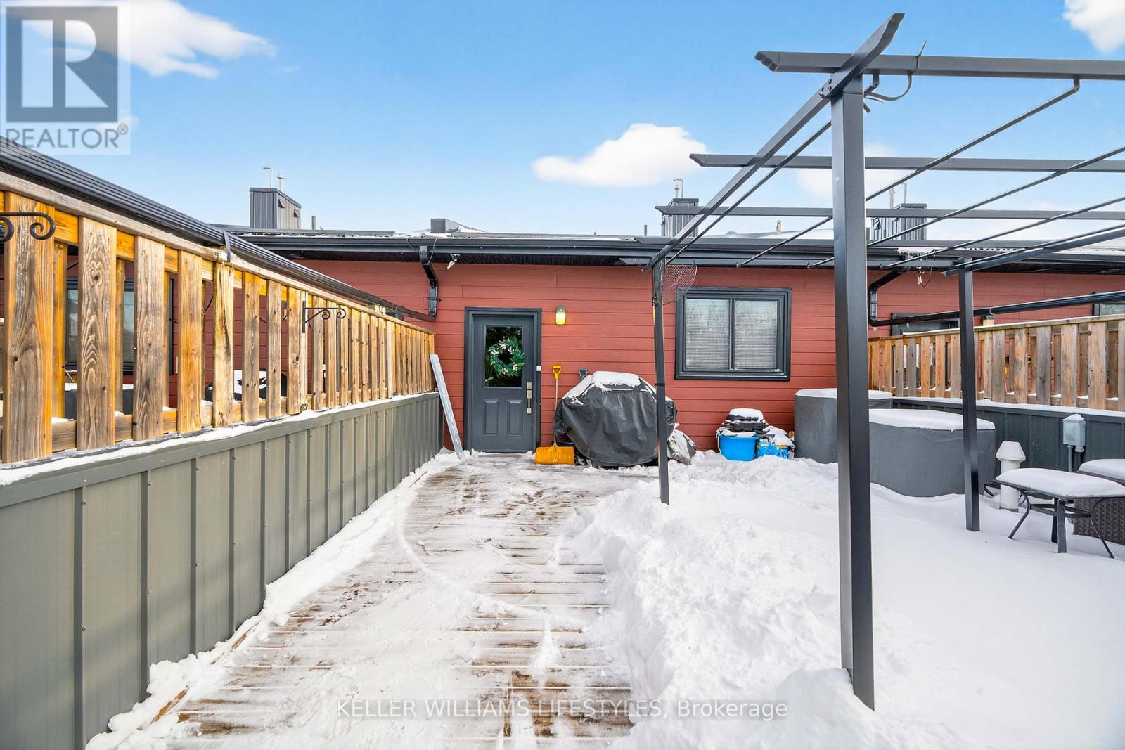 65 FRONT STREET W Property Photo