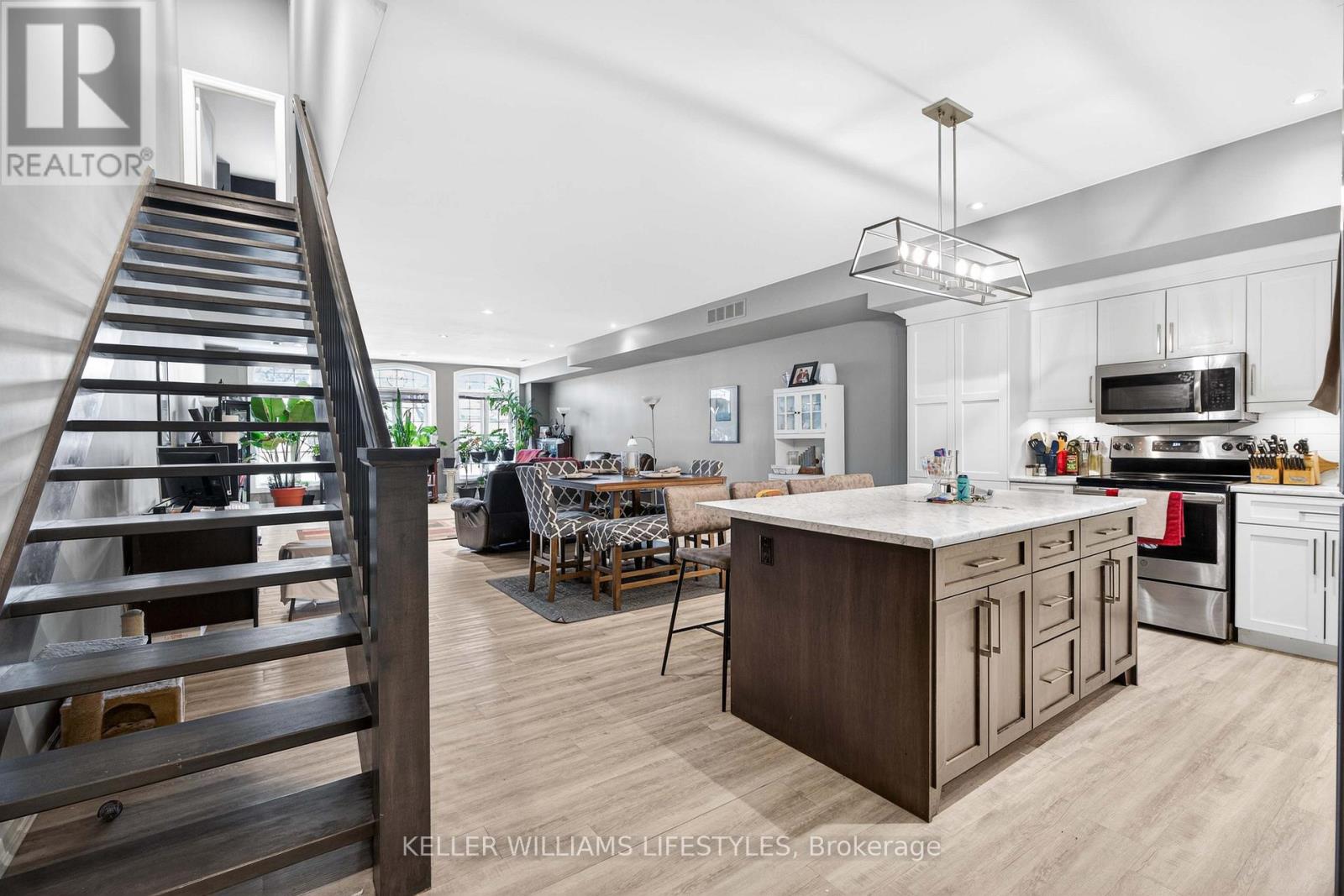 65 FRONT STREET W Property Photo