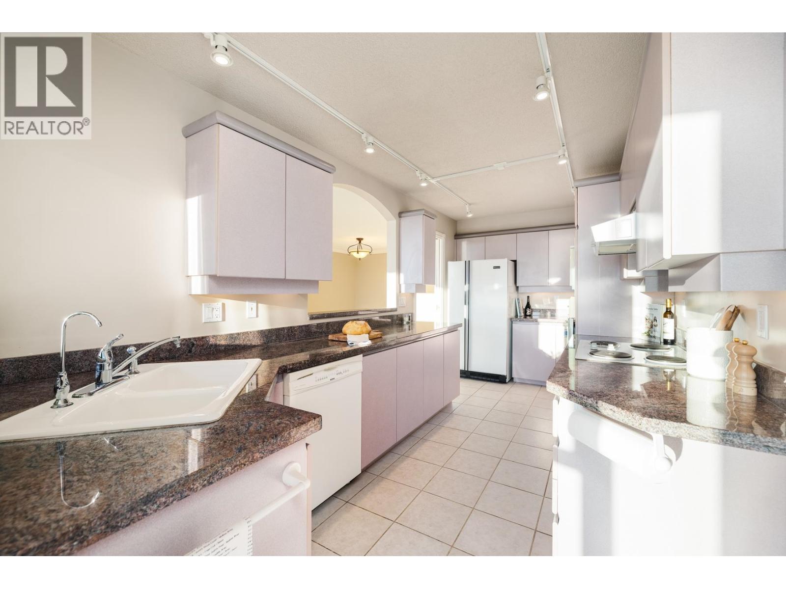 12C 338 TAYLOR WAY, West Vancouver