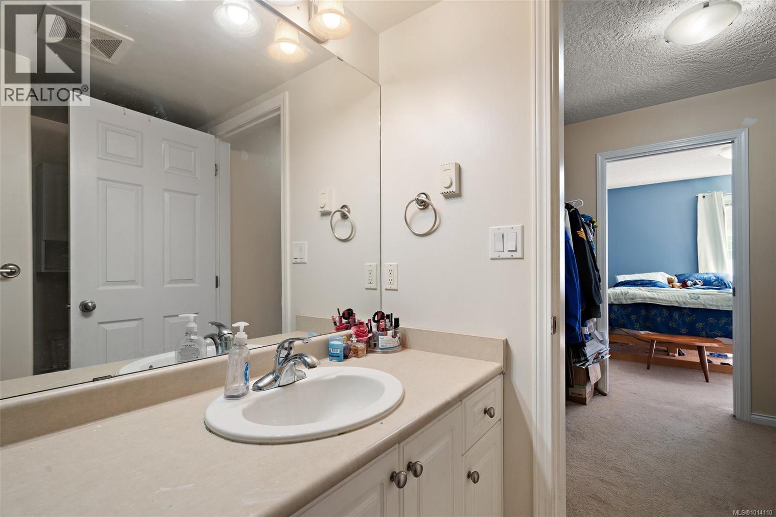 205 885 Ellery Street, Esquimalt