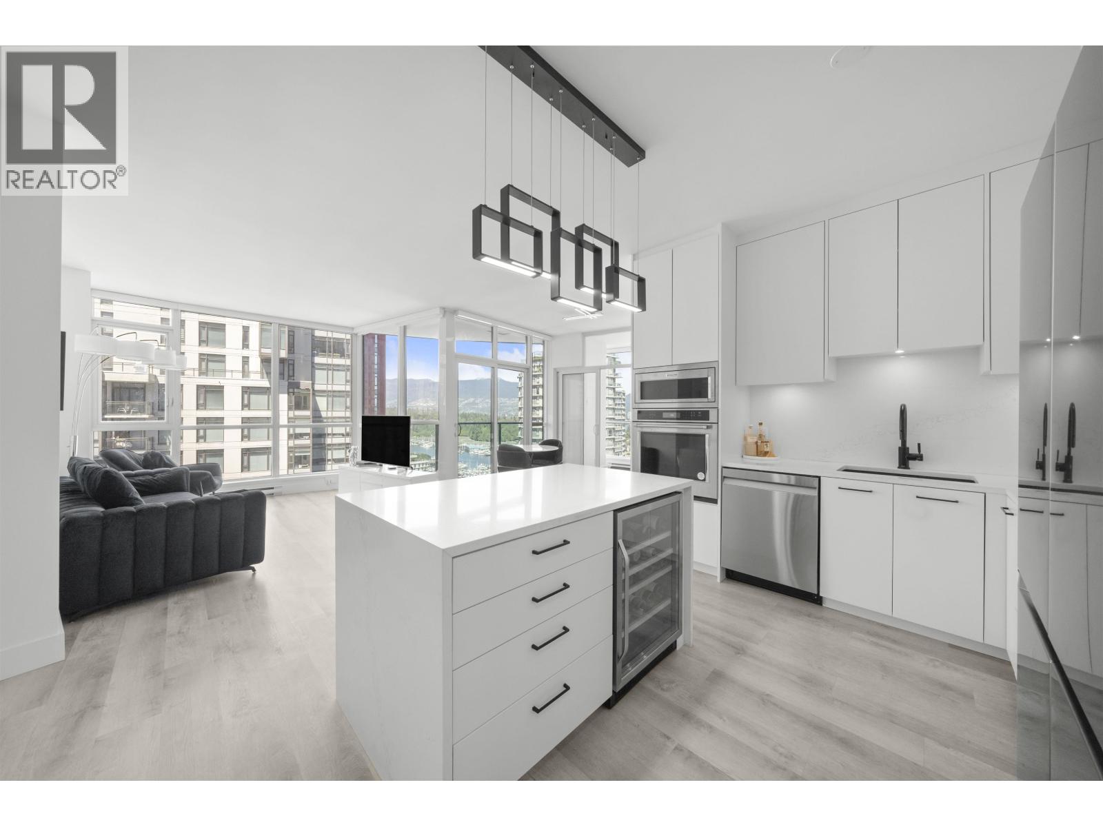 2201 1189 MELVILLE STREET